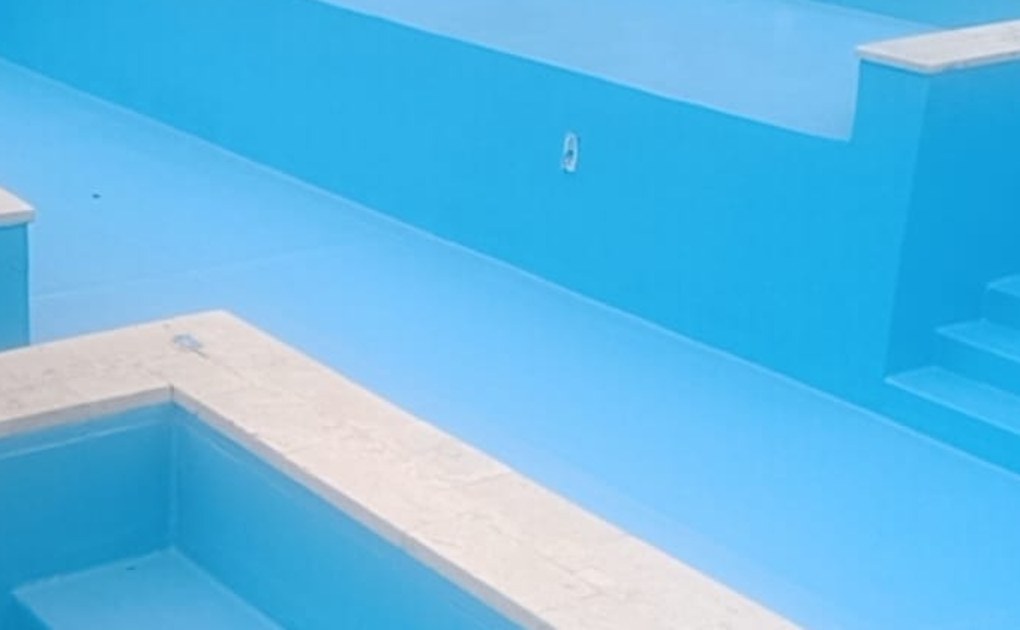Detalle de piscina con luz